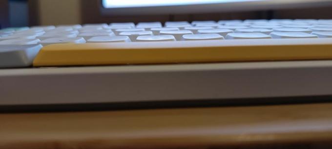 Белая клавиатура NuPhy Air75 V2 на деревянном столе.